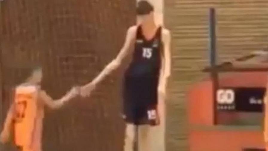Robert Bobroczkyi, 14 anni e 225 cm: un futuro in Nba? - Video Gazzetta.it